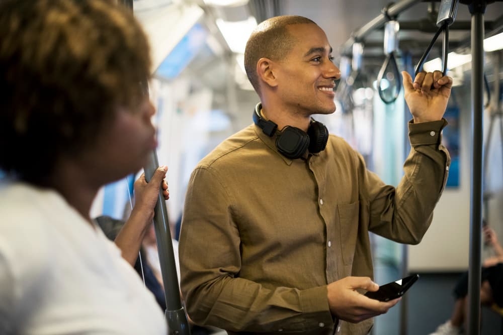 Deux usagers consultant leur téléphone dans un transport en commun