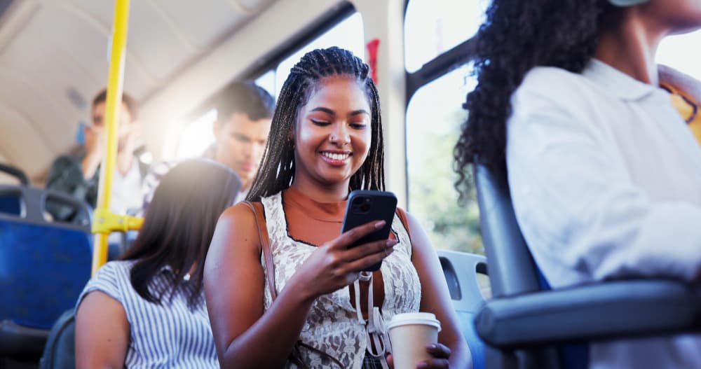 Usagère effectuant une démarche depuis son téléphone